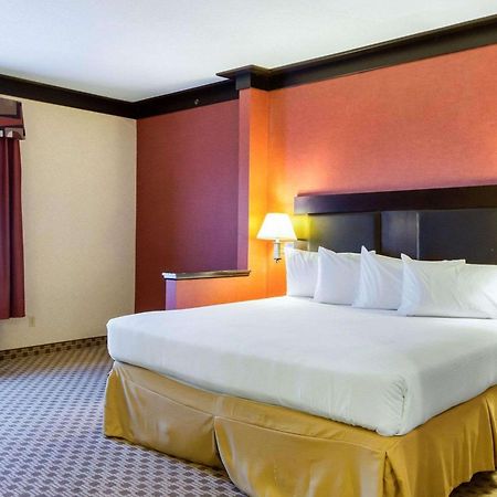 Quality Inn & Suites Oakwood Village - Cleveland South Екстериор снимка