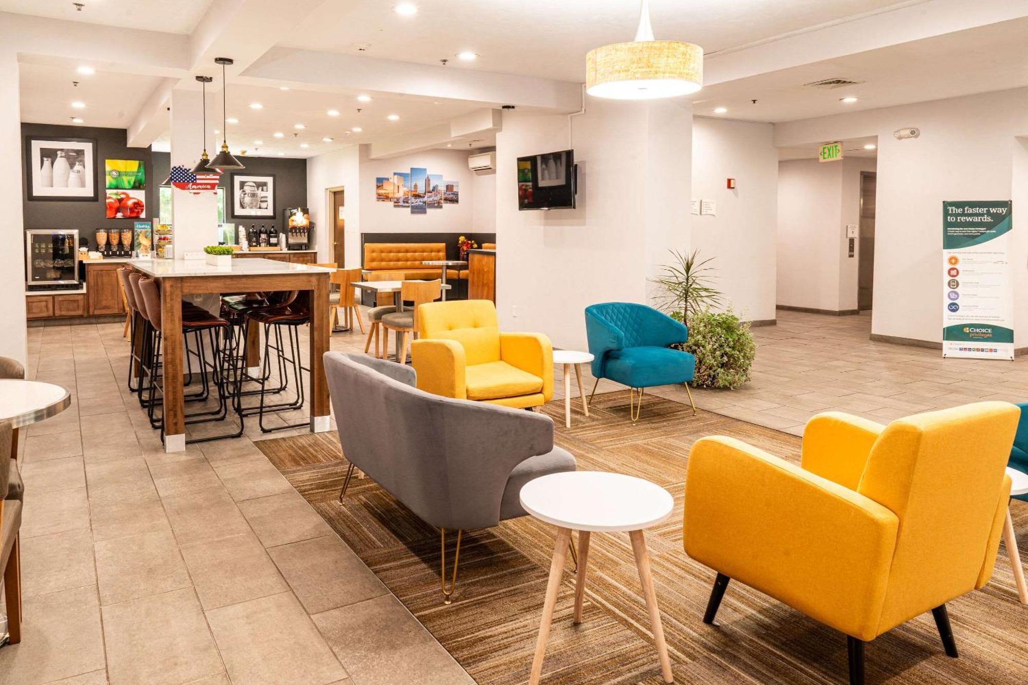 Quality Inn & Suites Oakwood Village - Cleveland South Екстериор снимка