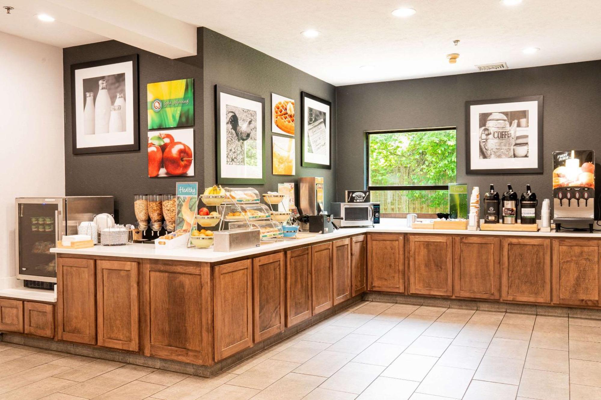 Quality Inn & Suites Oakwood Village - Cleveland South Екстериор снимка
