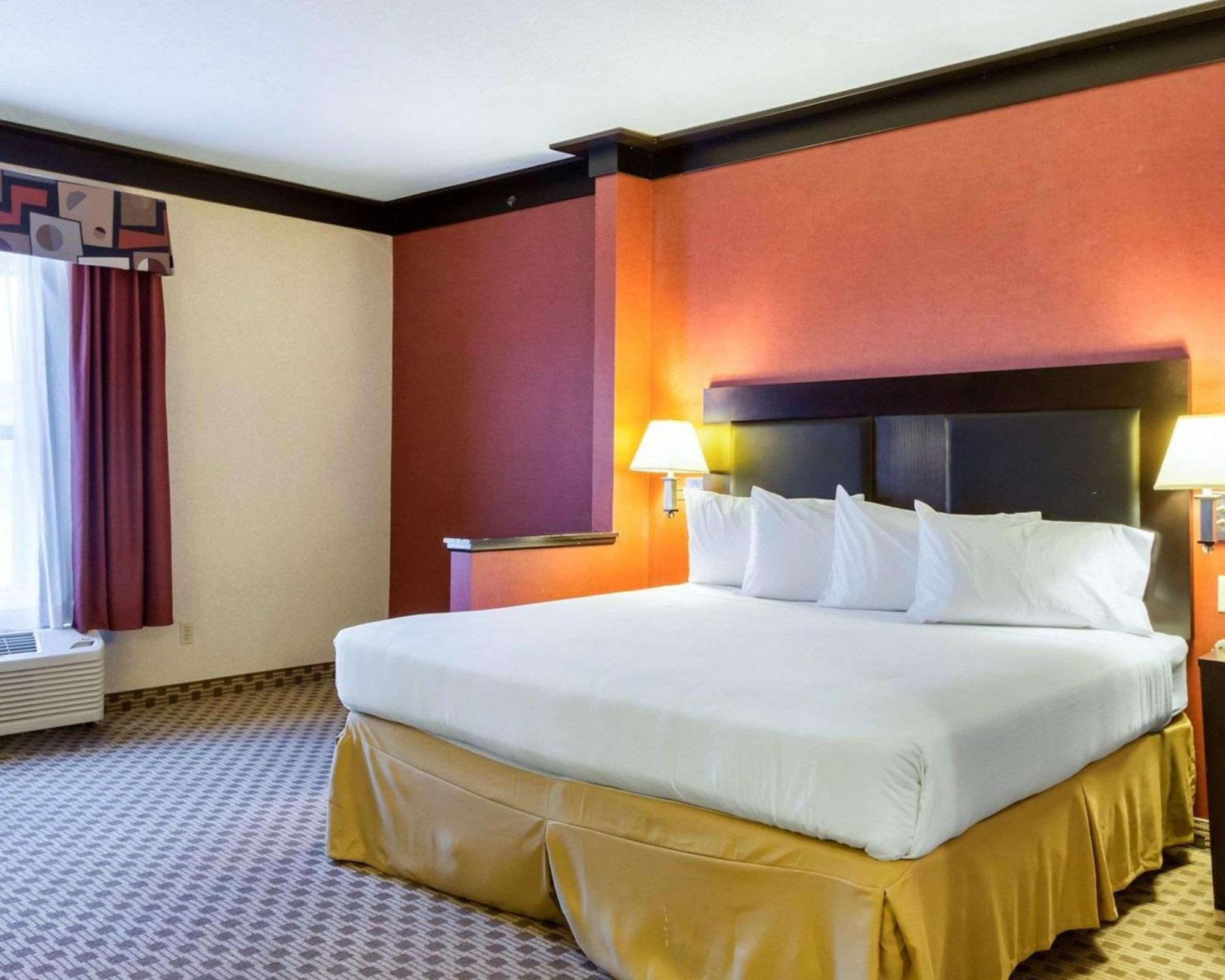 Quality Inn & Suites Oakwood Village - Cleveland South Екстериор снимка