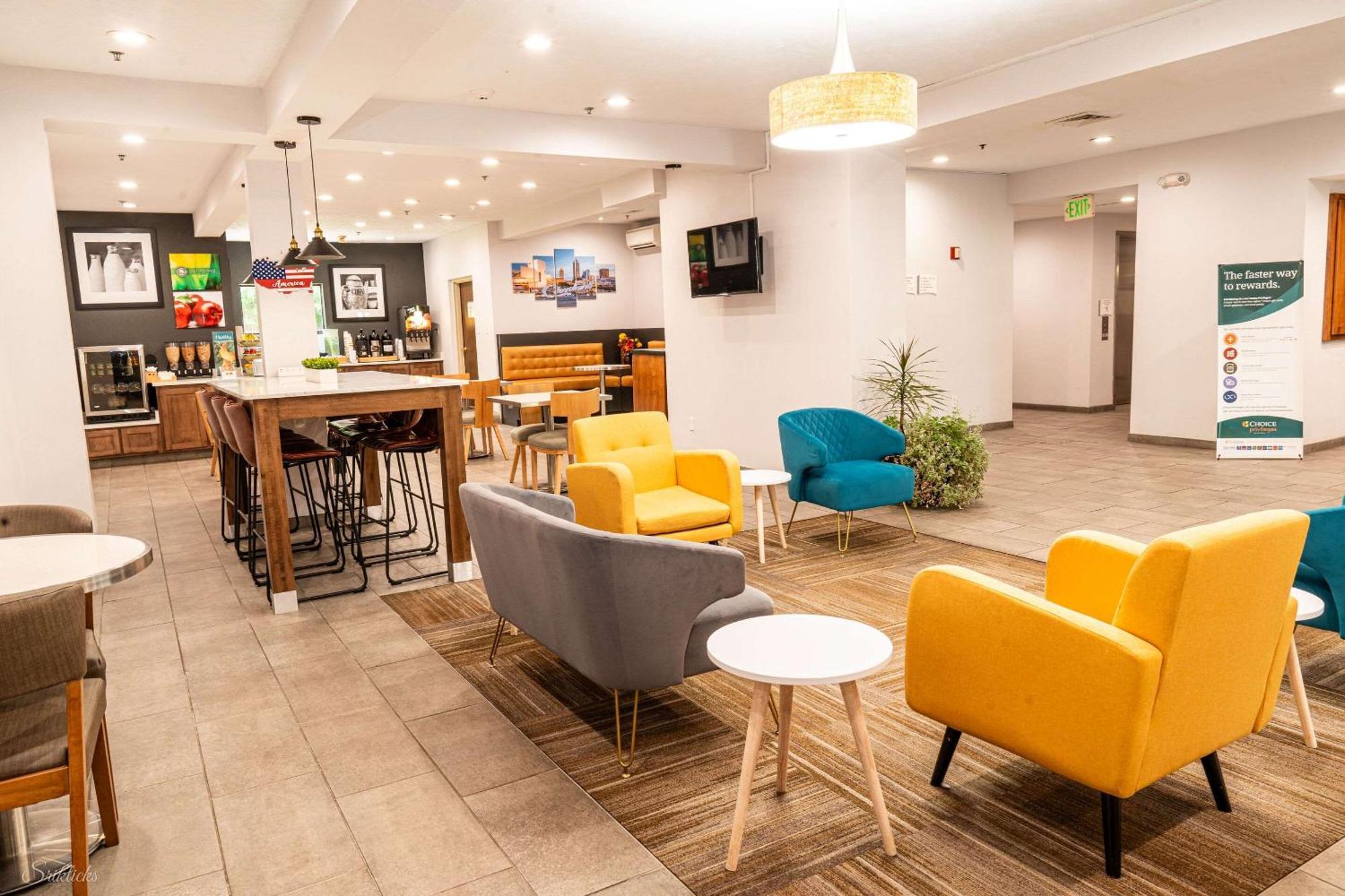 Quality Inn & Suites Oakwood Village - Cleveland South Екстериор снимка