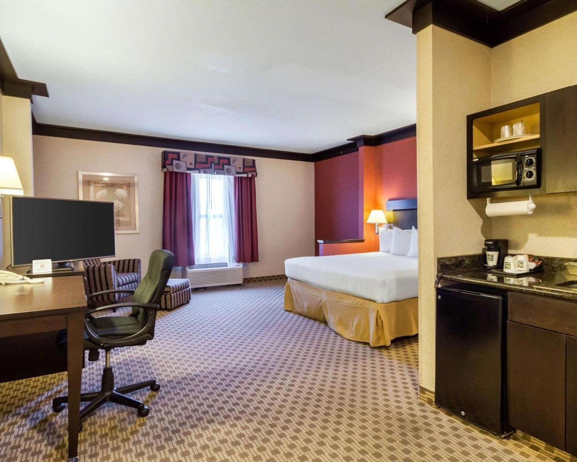 Quality Inn & Suites Oakwood Village - Cleveland South Екстериор снимка