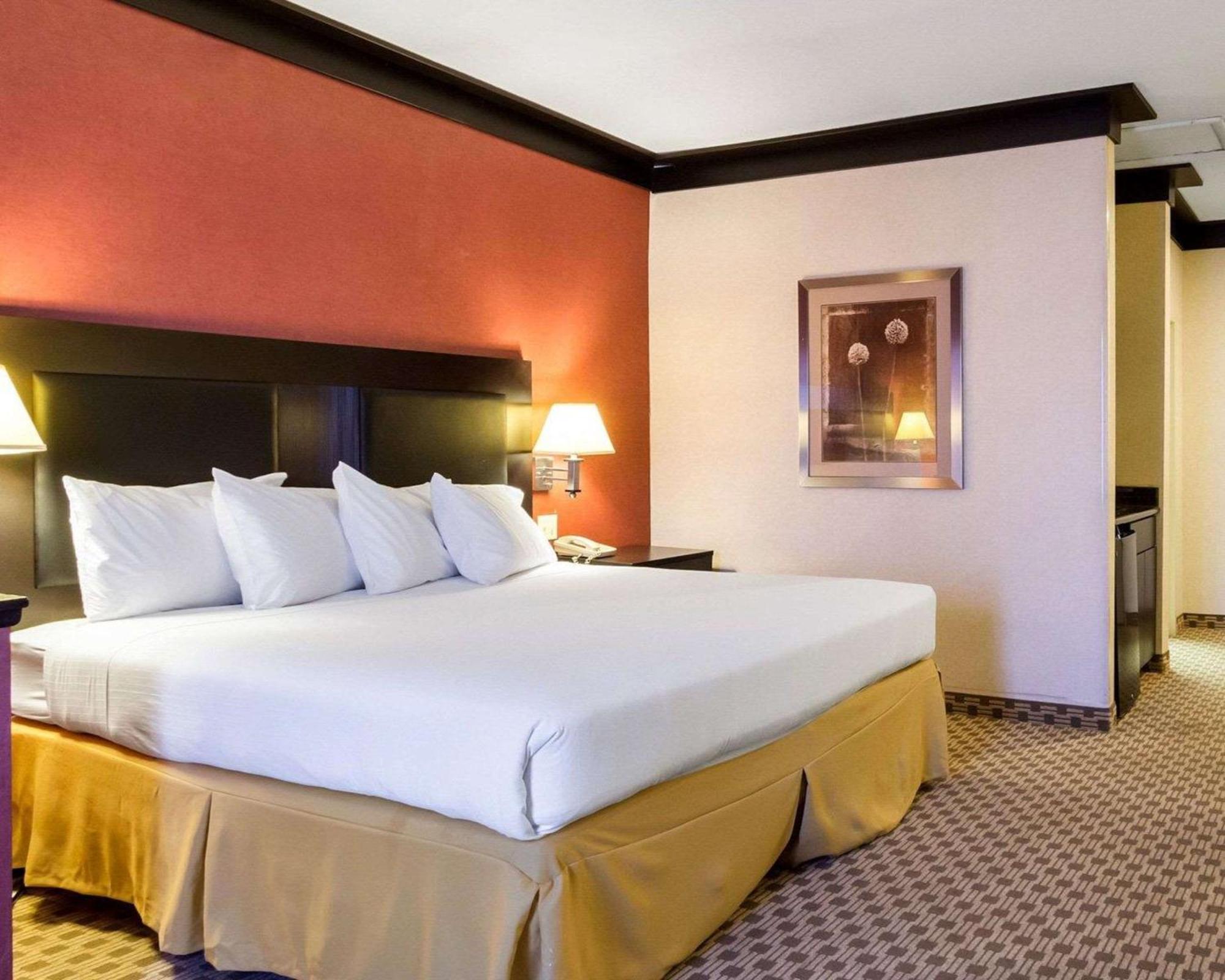 Quality Inn & Suites Oakwood Village - Cleveland South Екстериор снимка