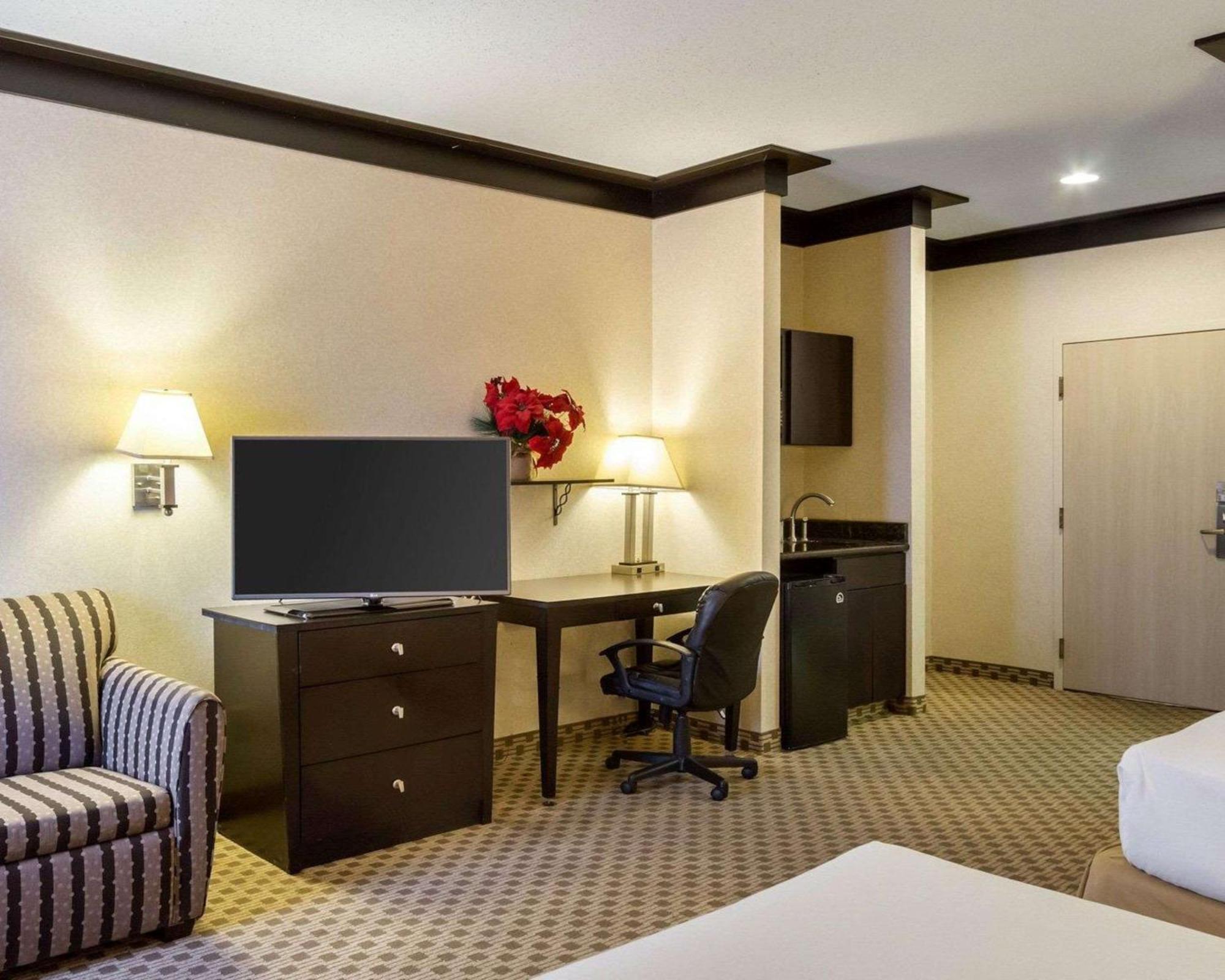 Quality Inn & Suites Oakwood Village - Cleveland South Екстериор снимка