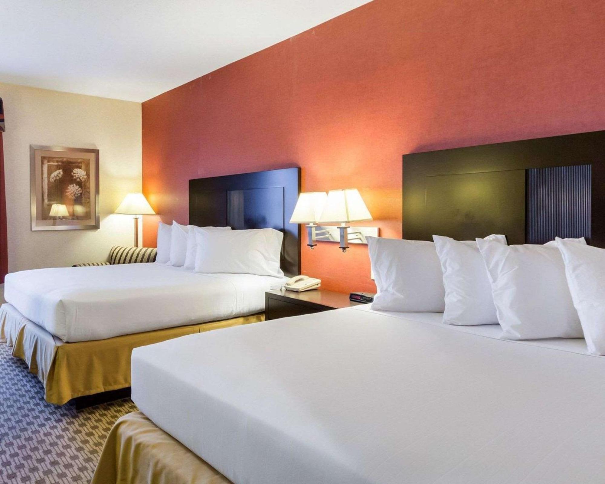 Quality Inn & Suites Oakwood Village - Cleveland South Екстериор снимка