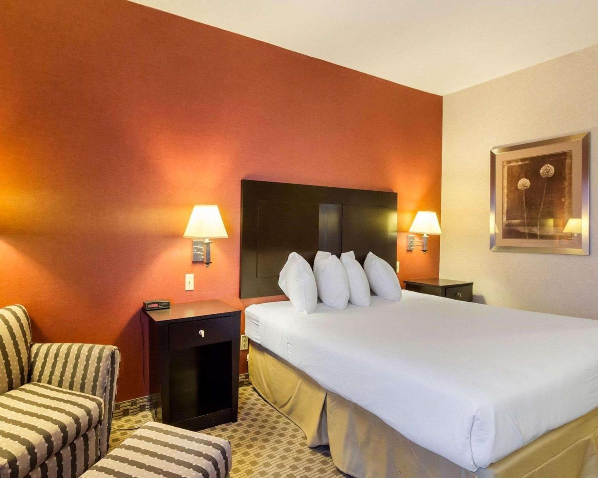 Quality Inn & Suites Oakwood Village - Cleveland South Екстериор снимка