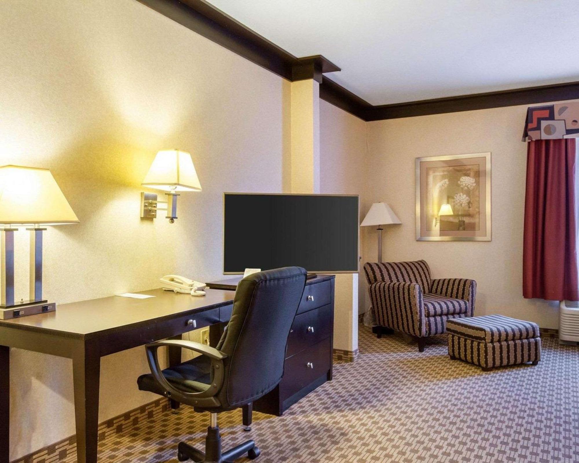 Quality Inn & Suites Oakwood Village - Cleveland South Екстериор снимка