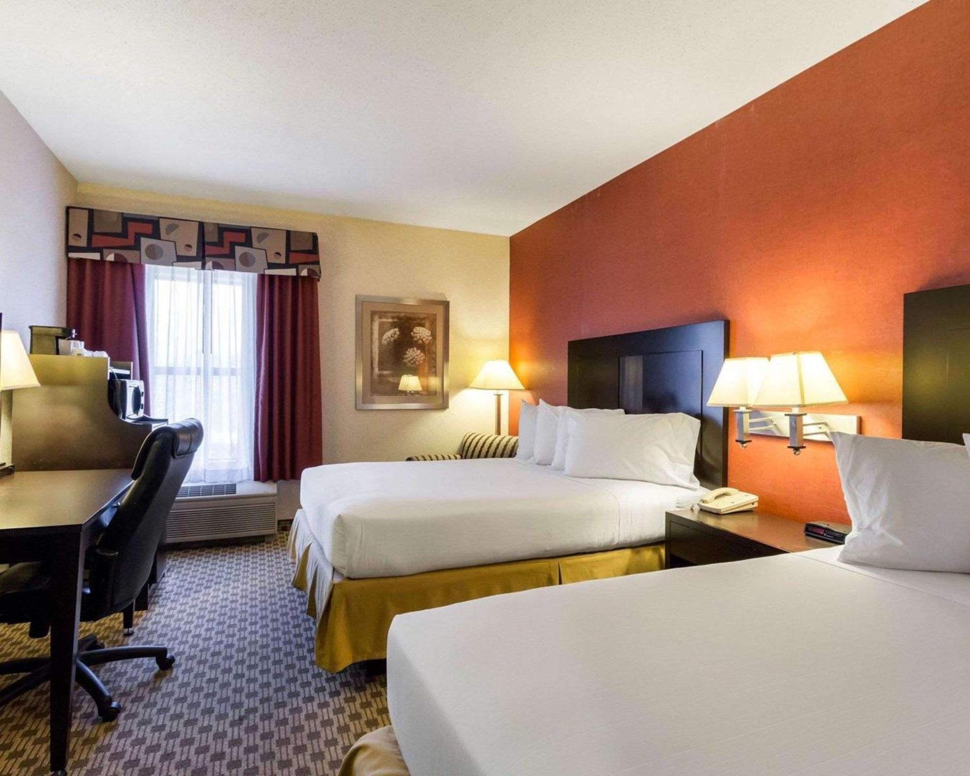 Quality Inn & Suites Oakwood Village - Cleveland South Екстериор снимка