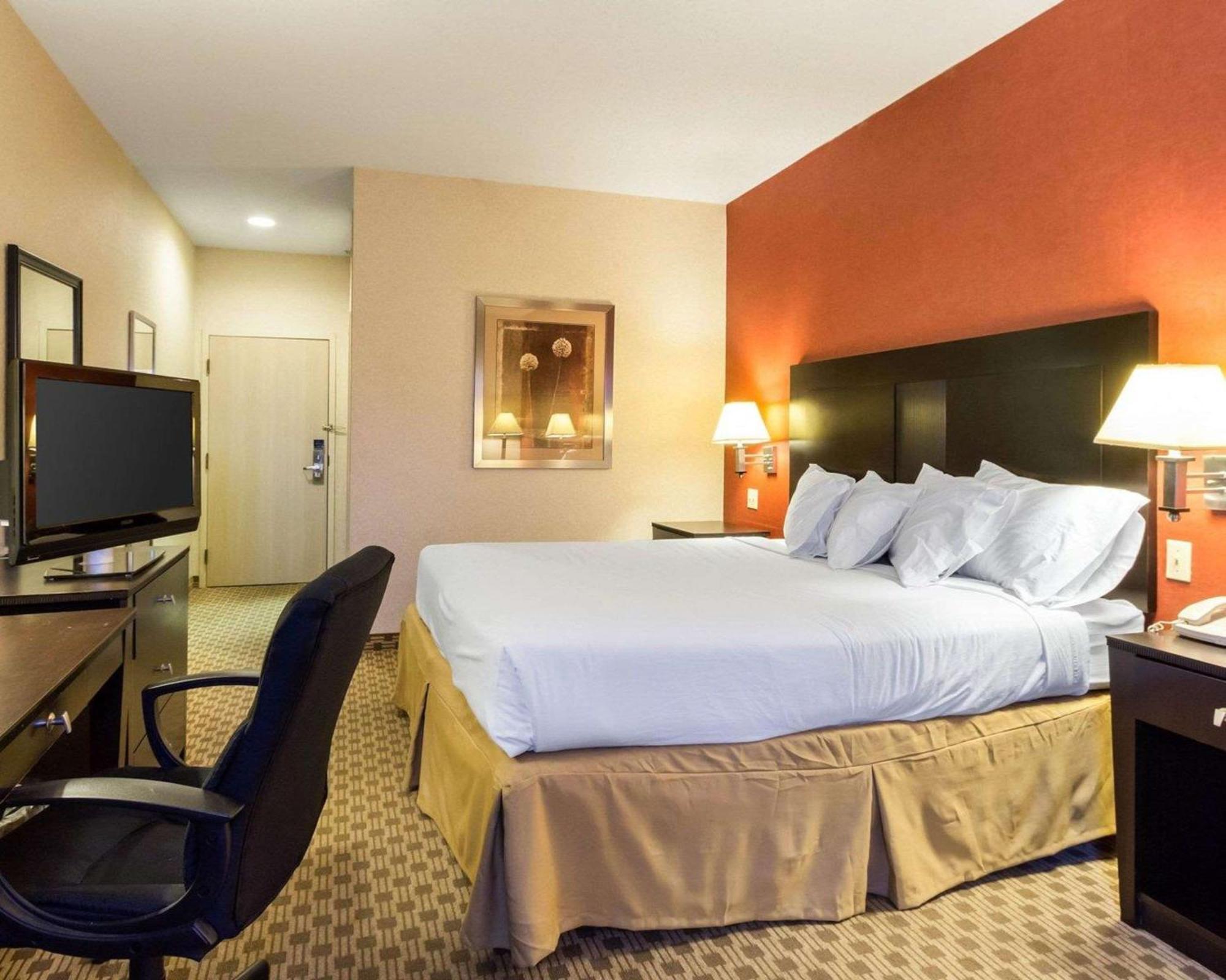 Quality Inn & Suites Oakwood Village - Cleveland South Екстериор снимка