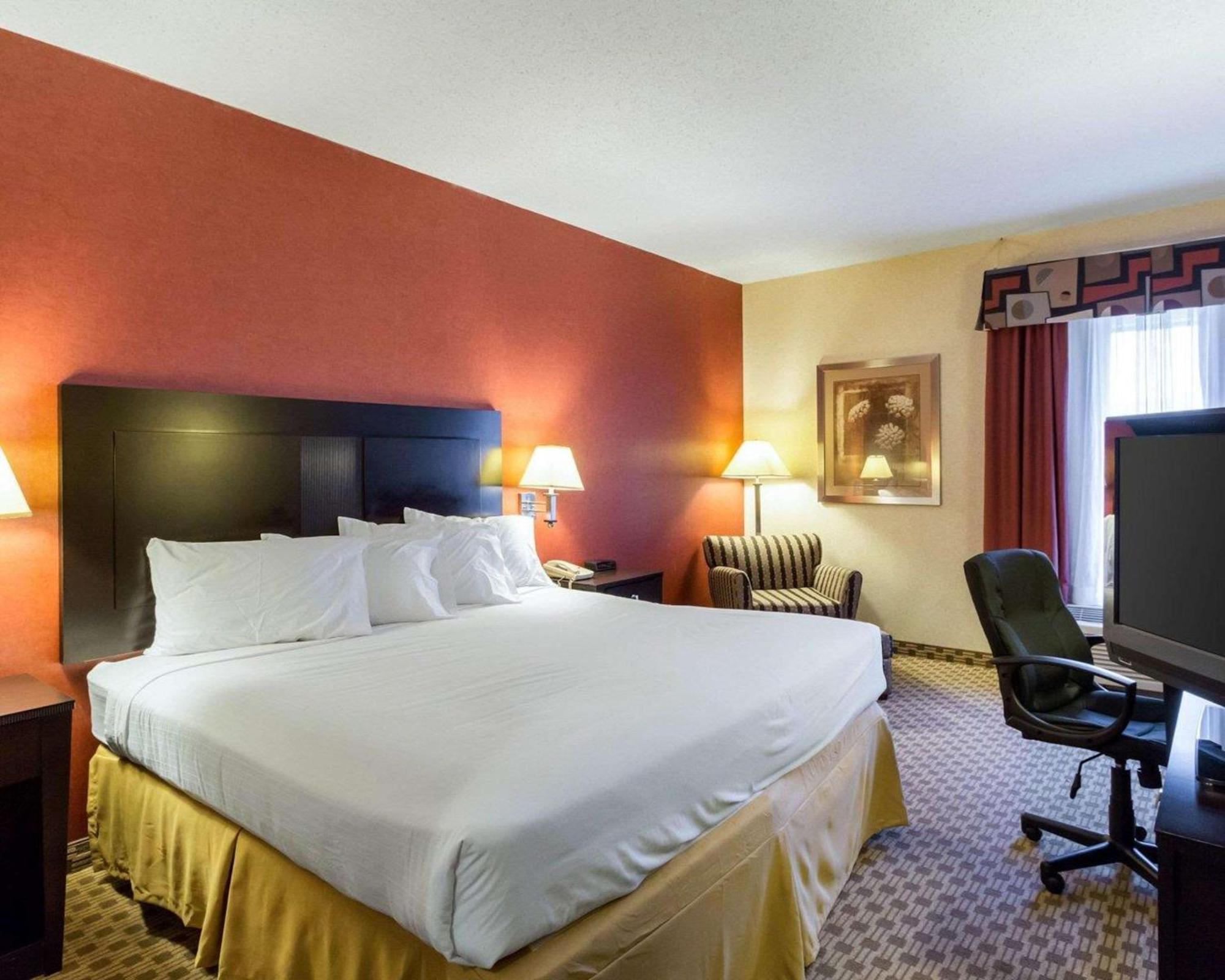 Quality Inn & Suites Oakwood Village - Cleveland South Екстериор снимка