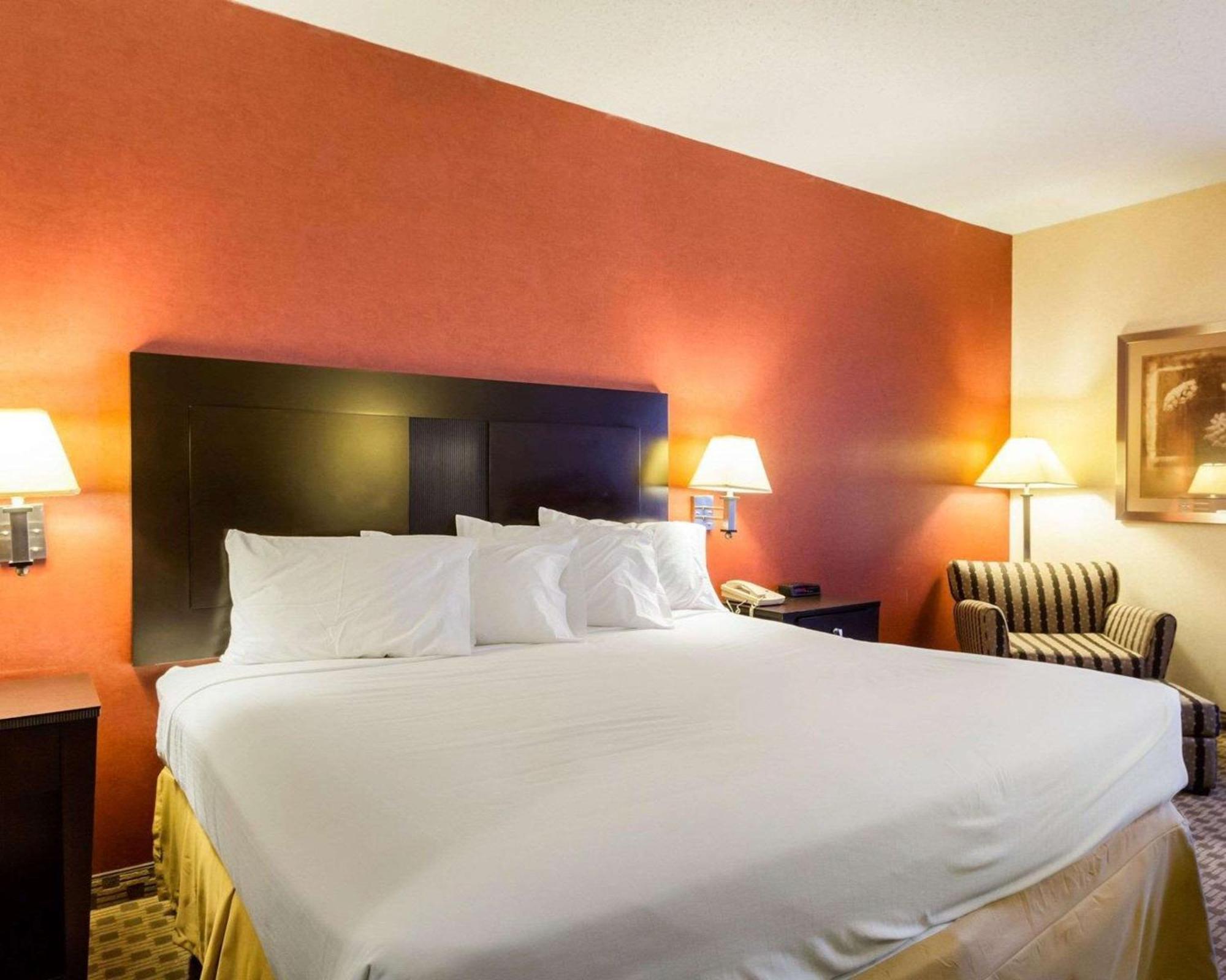 Quality Inn & Suites Oakwood Village - Cleveland South Екстериор снимка