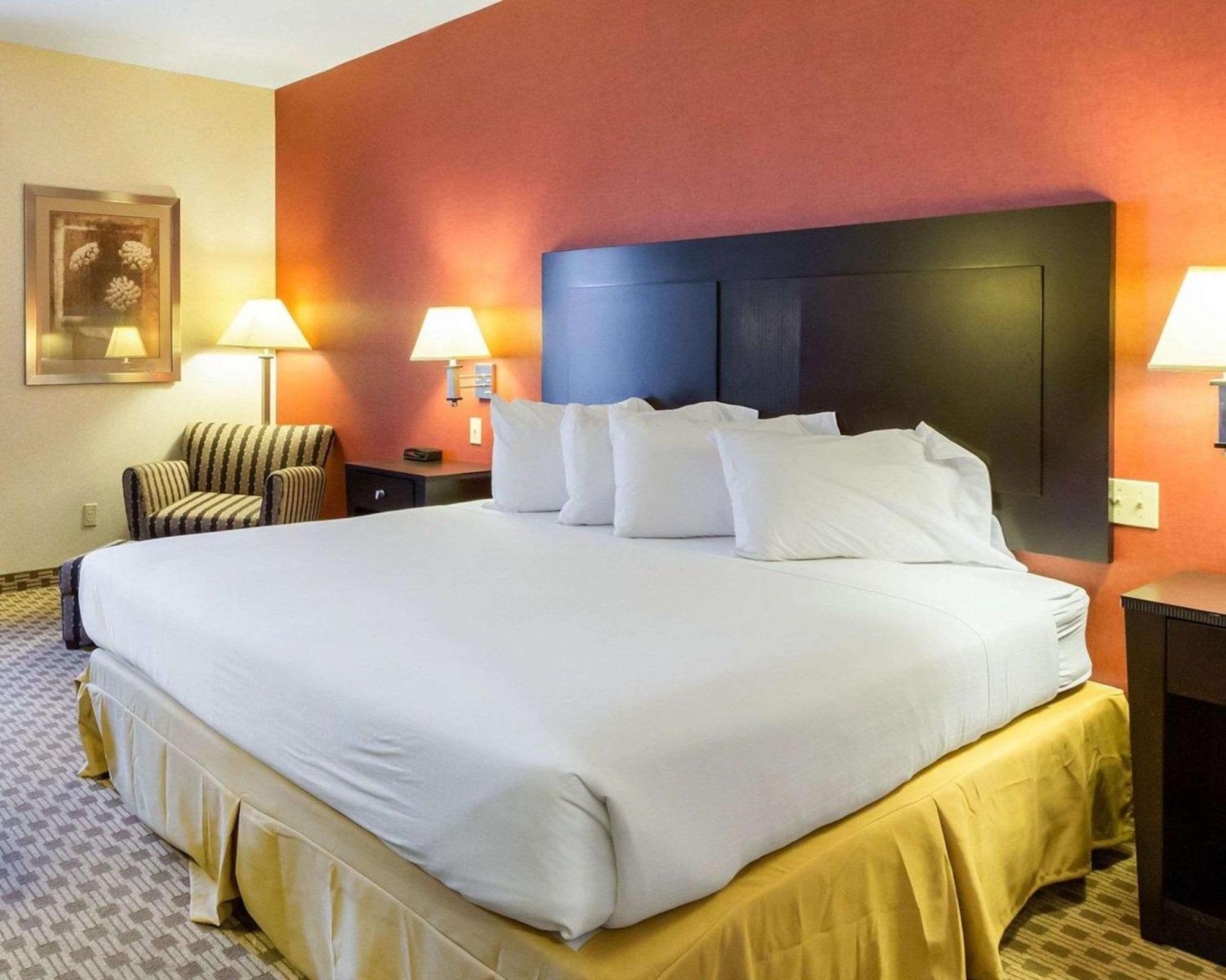 Quality Inn & Suites Oakwood Village - Cleveland South Екстериор снимка