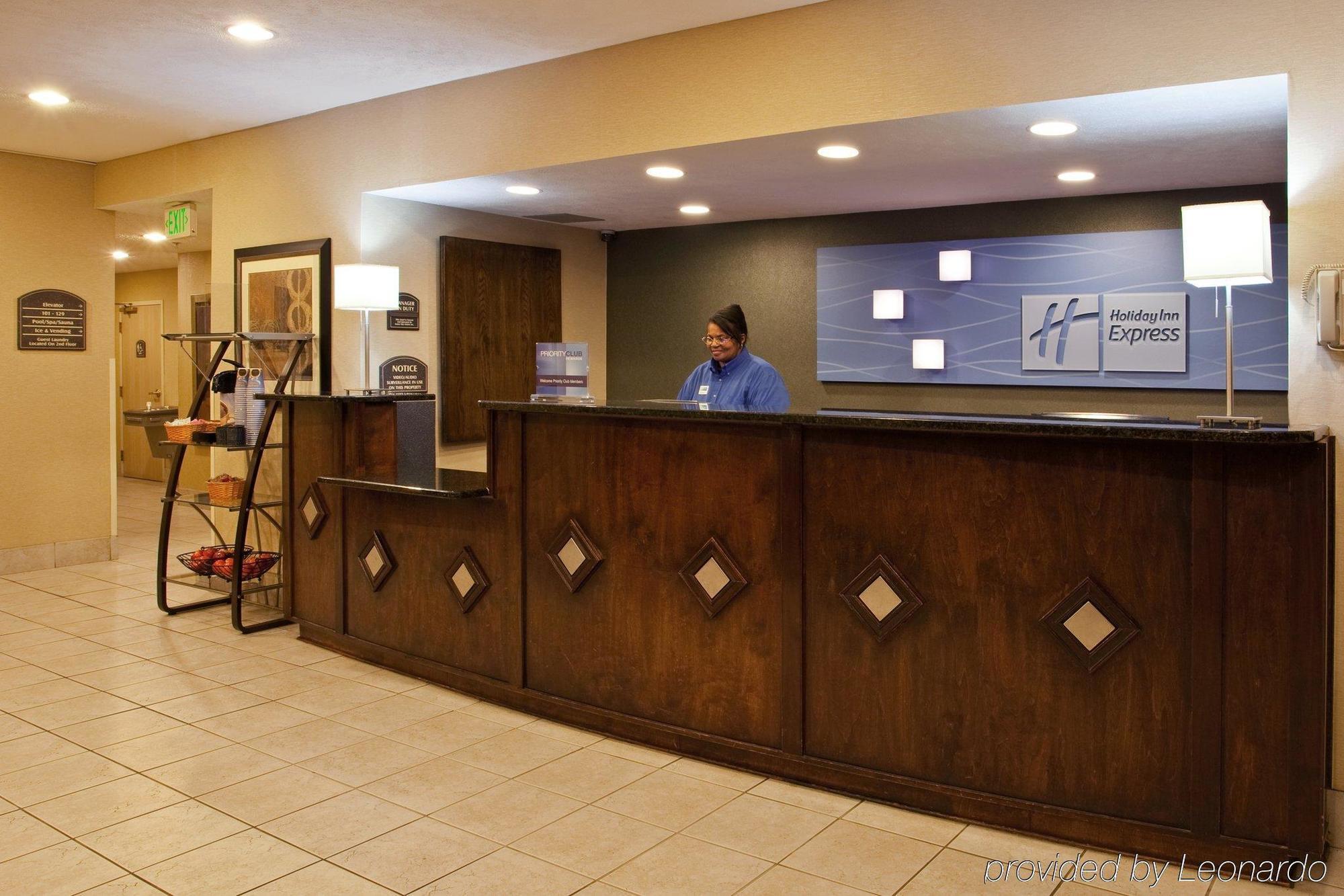 Quality Inn & Suites Oakwood Village - Cleveland South Екстериор снимка