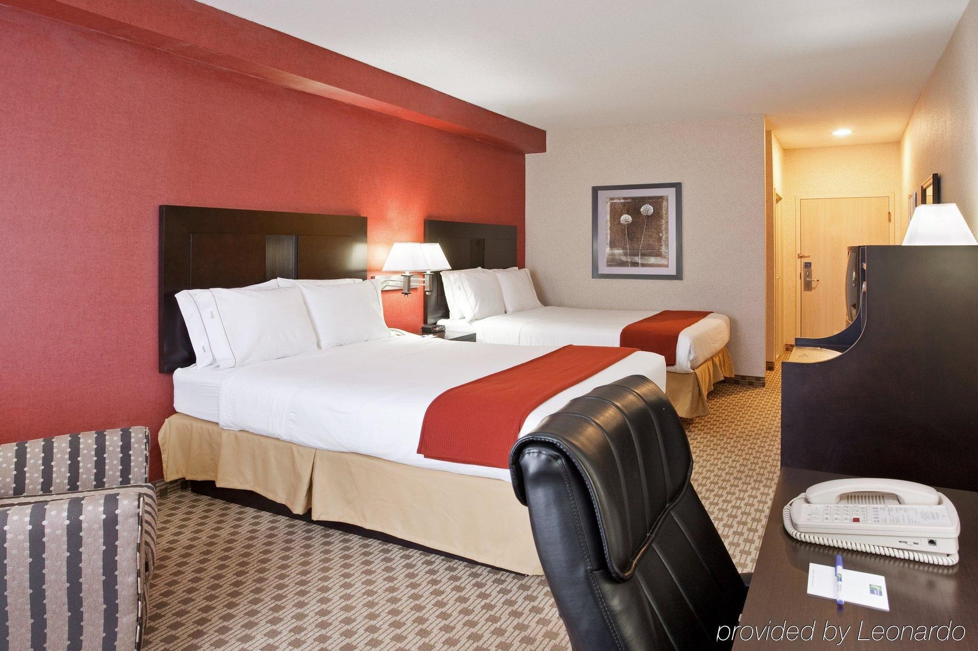 Quality Inn & Suites Oakwood Village - Cleveland South Стая снимка