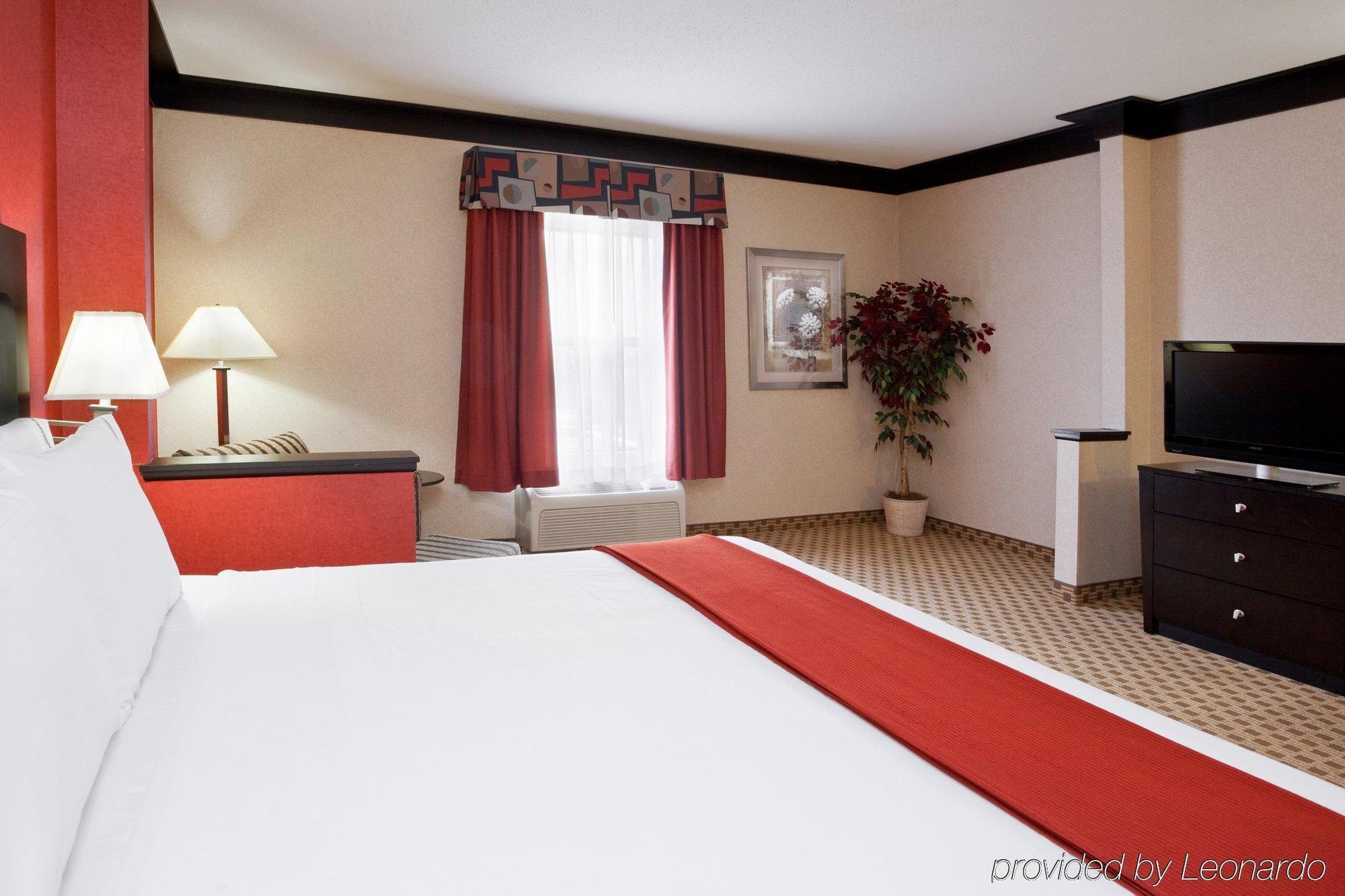 Quality Inn & Suites Oakwood Village - Cleveland South Стая снимка