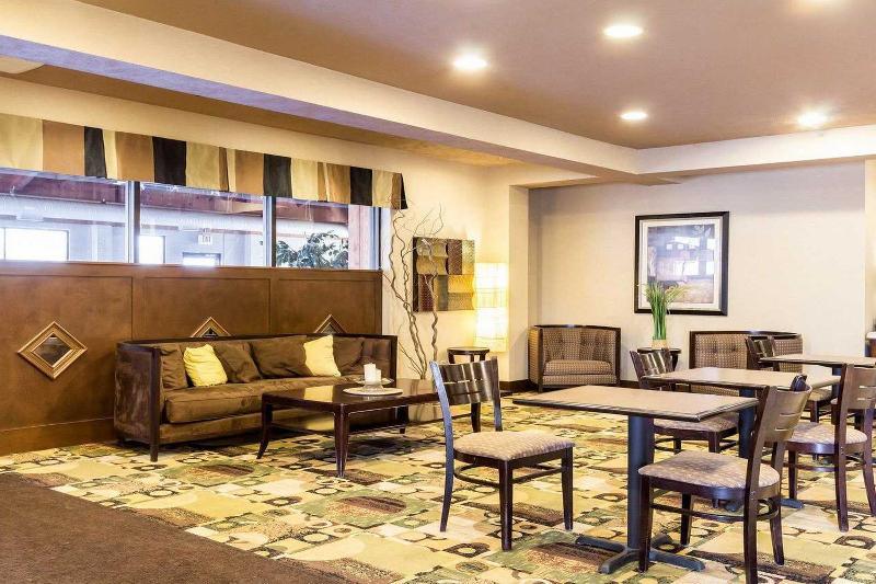 Quality Inn & Suites Oakwood Village - Cleveland South Екстериор снимка