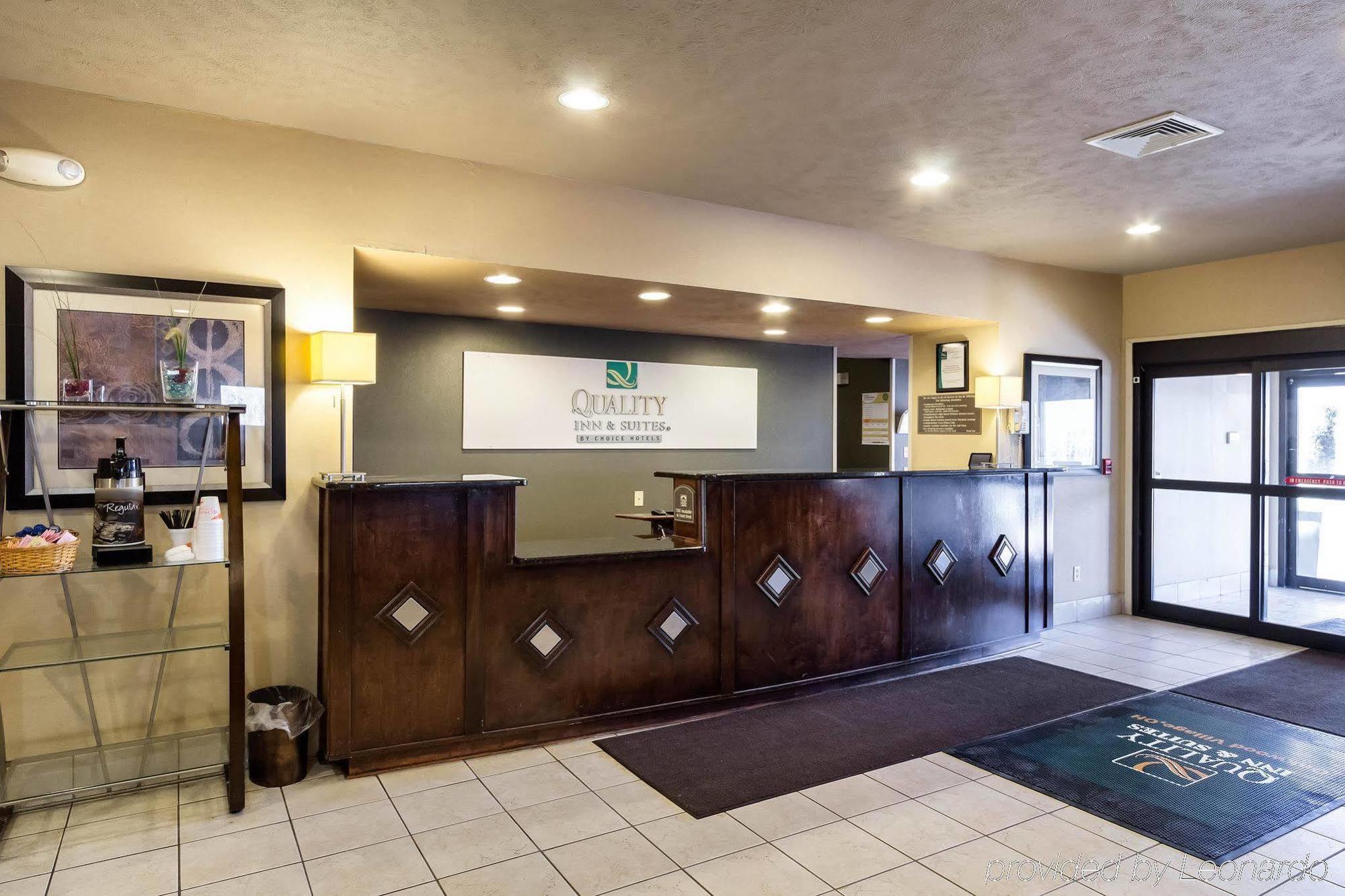 Quality Inn & Suites Oakwood Village - Cleveland South Екстериор снимка
