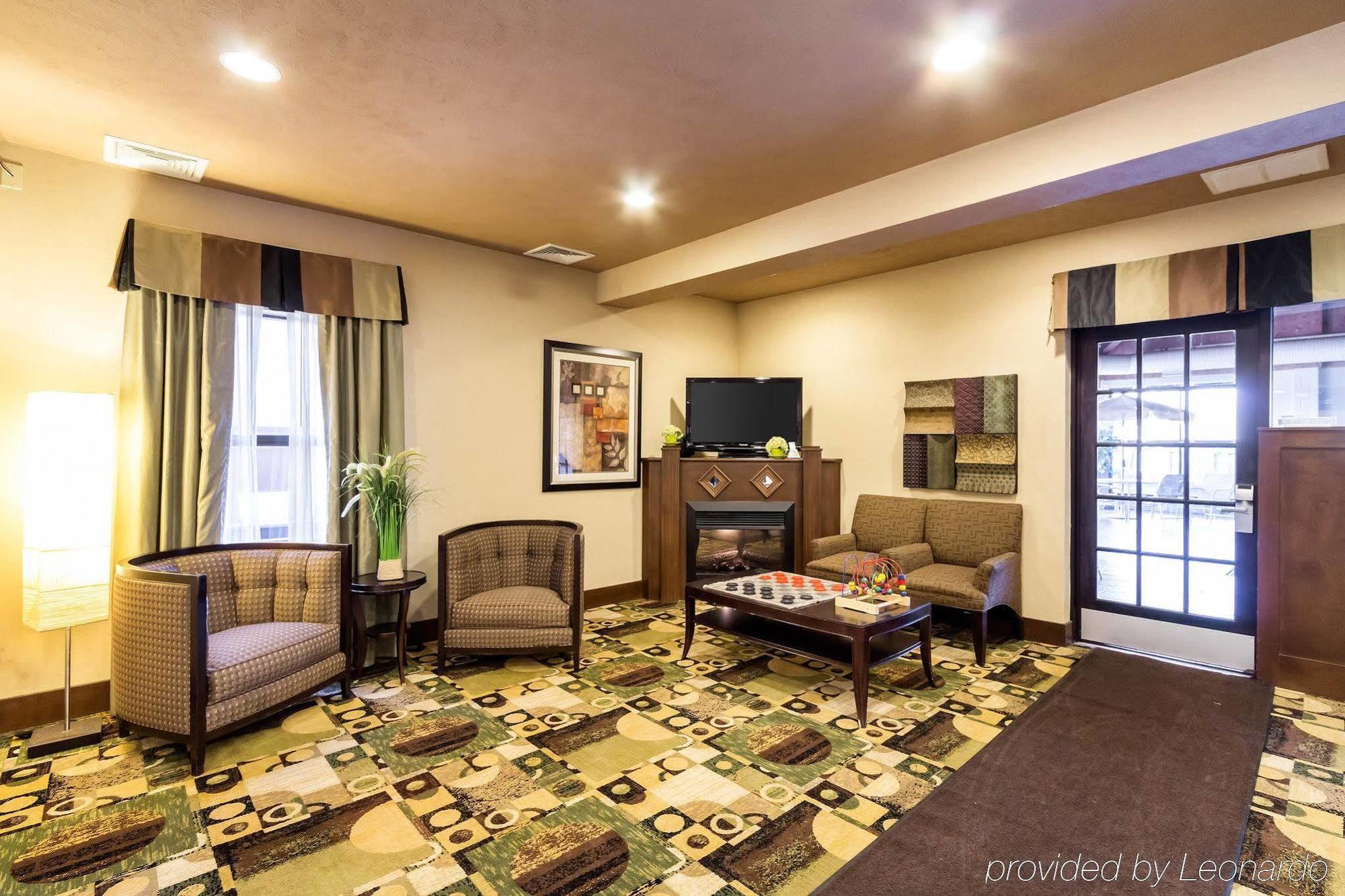 Quality Inn & Suites Oakwood Village - Cleveland South Екстериор снимка