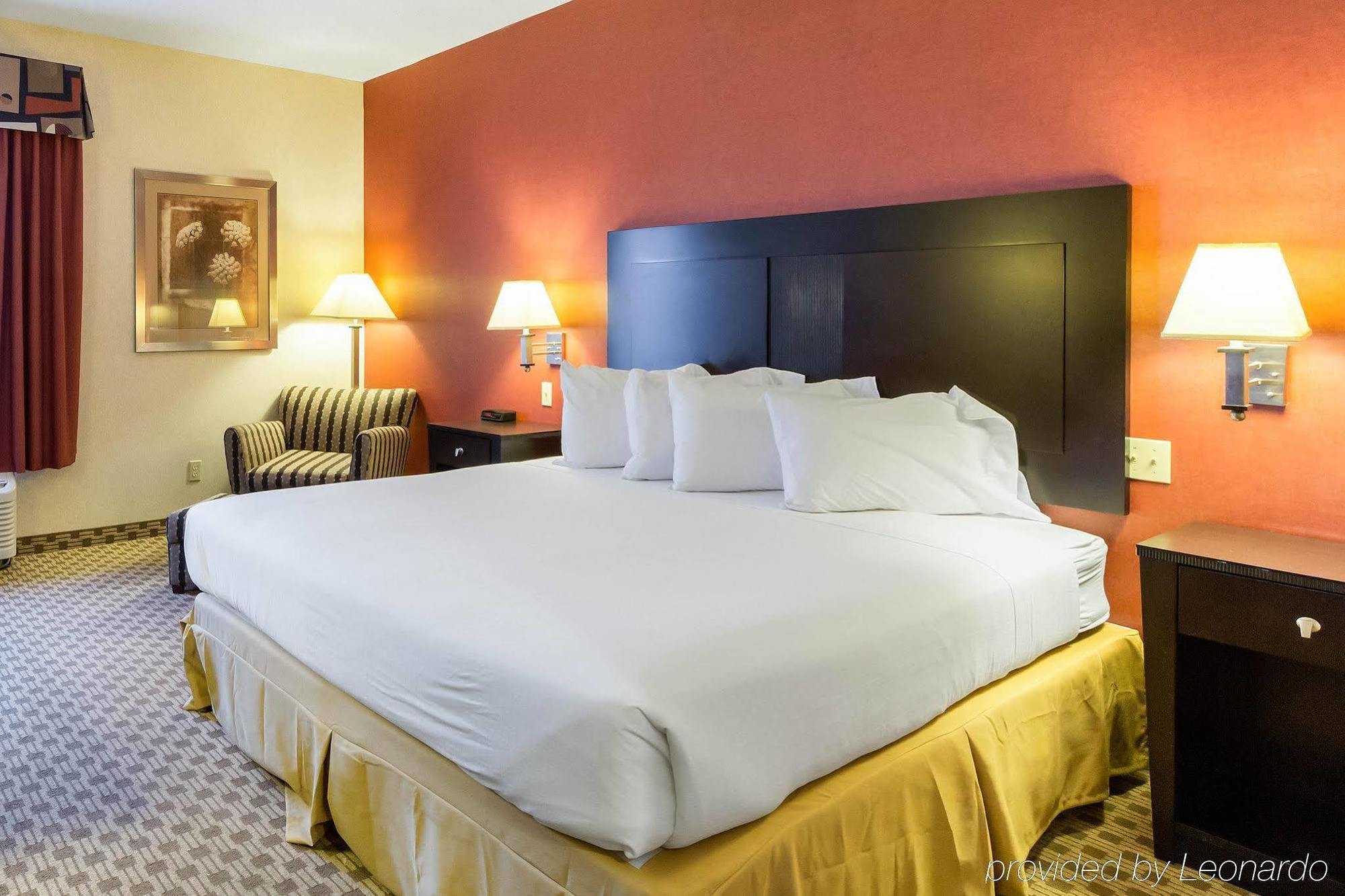 Quality Inn & Suites Oakwood Village - Cleveland South Екстериор снимка