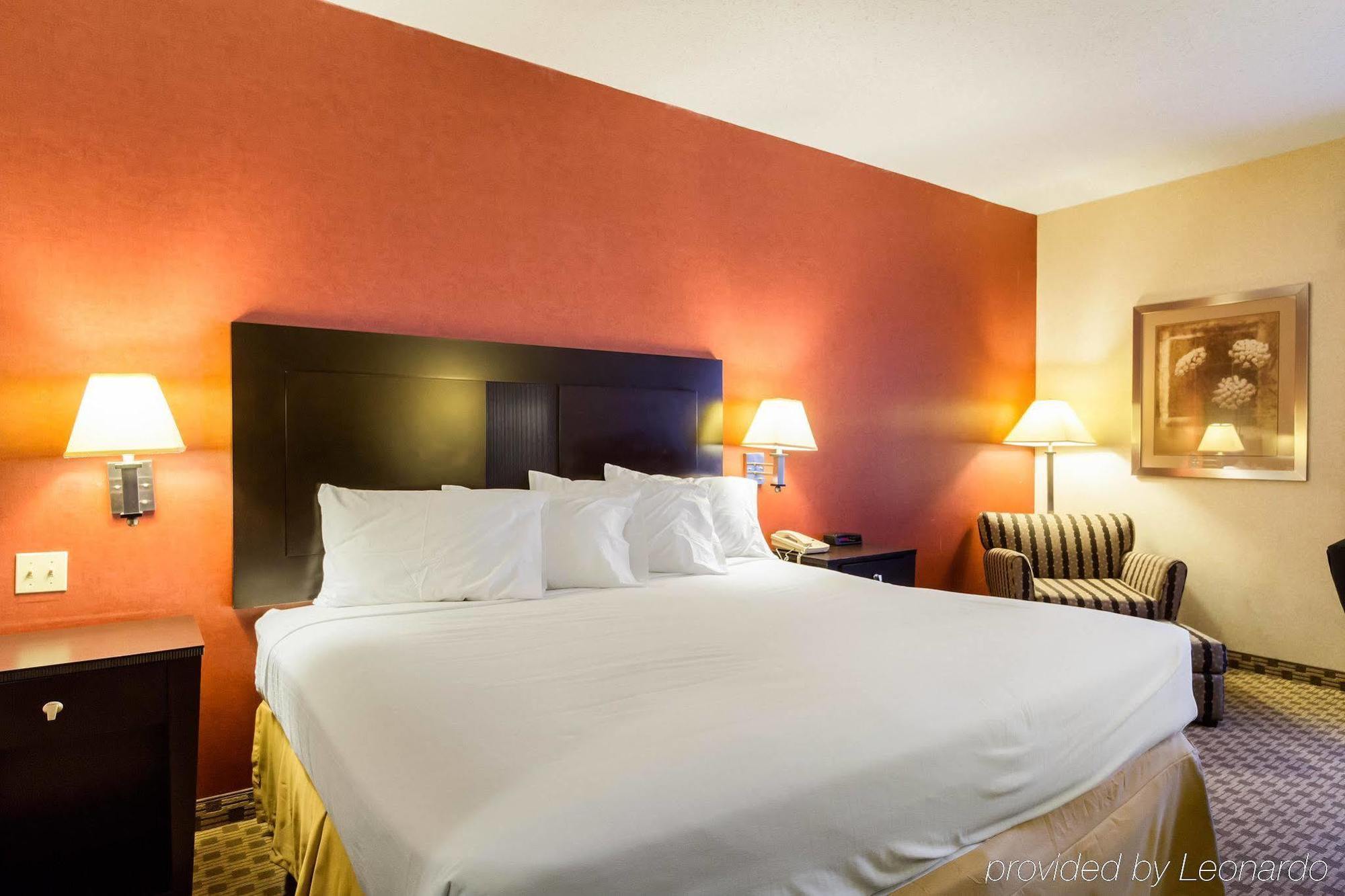 Quality Inn & Suites Oakwood Village - Cleveland South Екстериор снимка