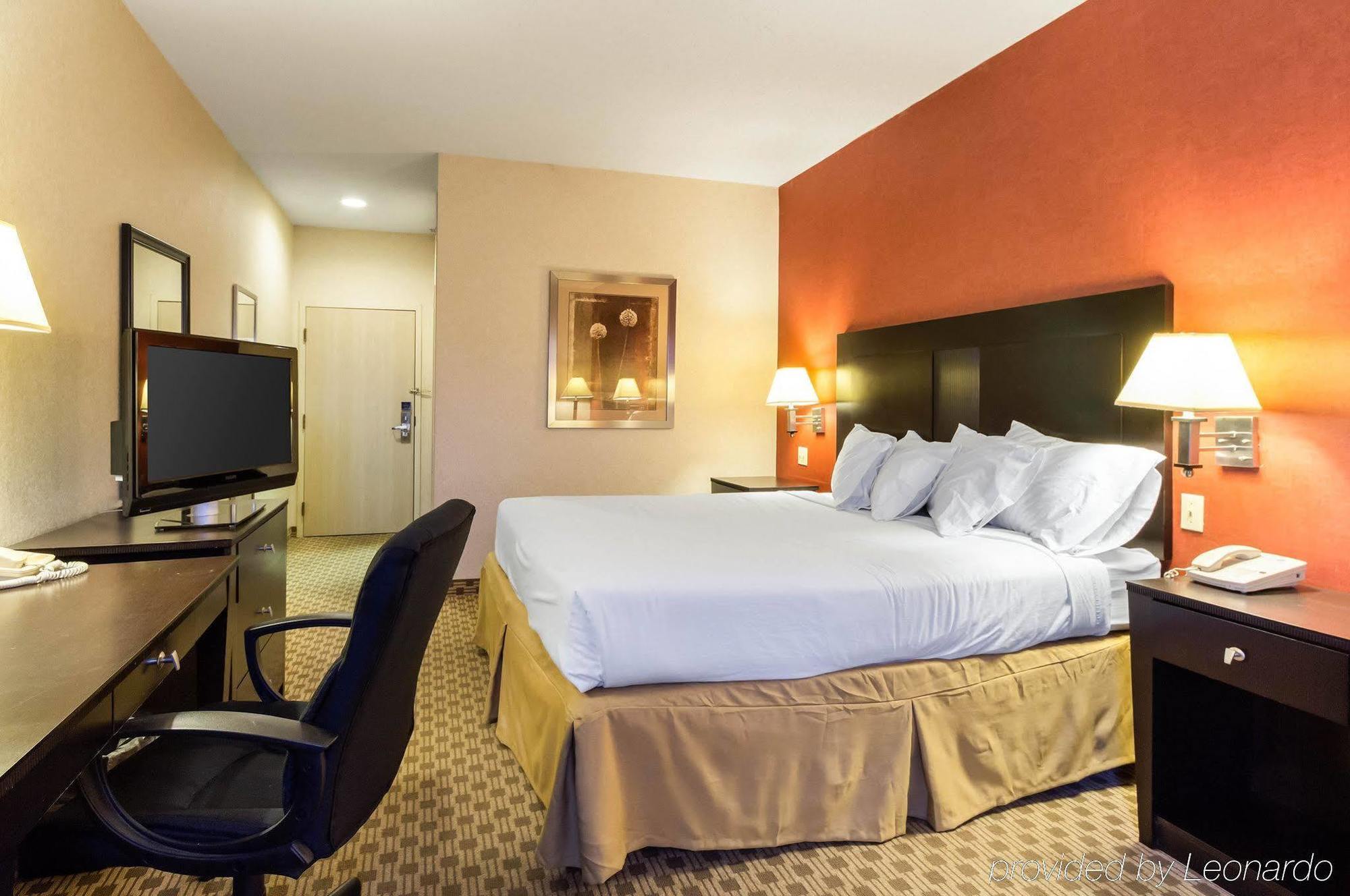 Quality Inn & Suites Oakwood Village - Cleveland South Екстериор снимка