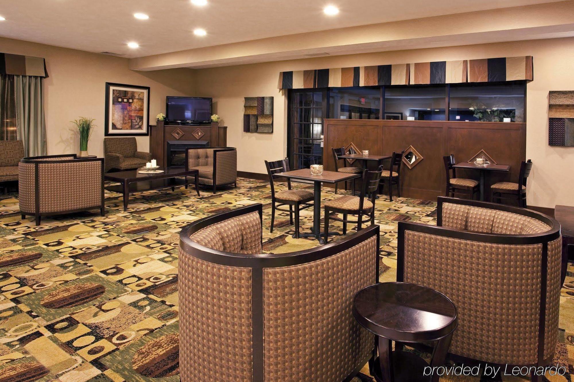 Quality Inn & Suites Oakwood Village - Cleveland South Екстериор снимка