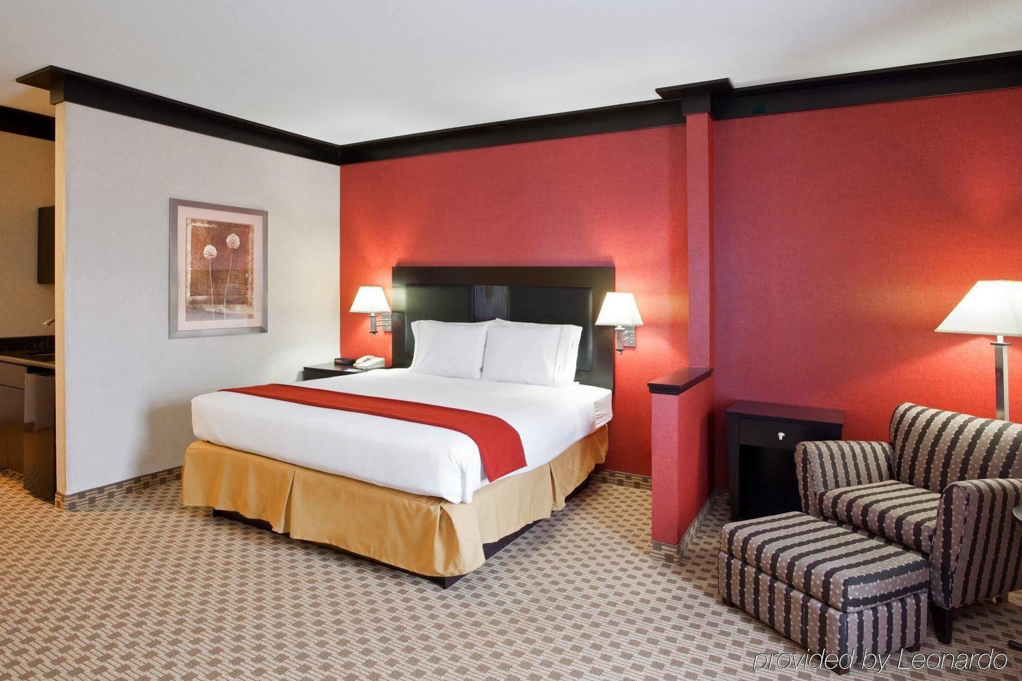 Quality Inn & Suites Oakwood Village - Cleveland South Стая снимка