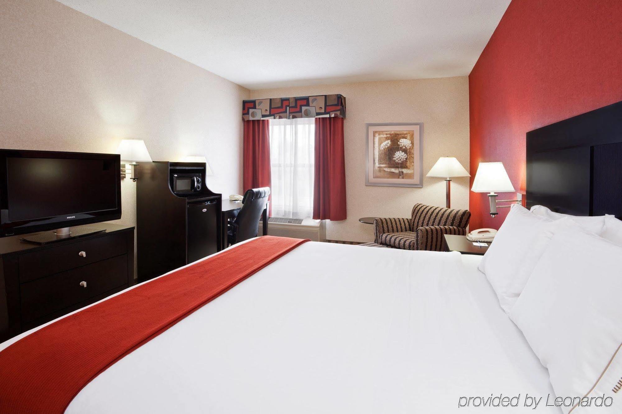 Quality Inn & Suites Oakwood Village - Cleveland South Екстериор снимка