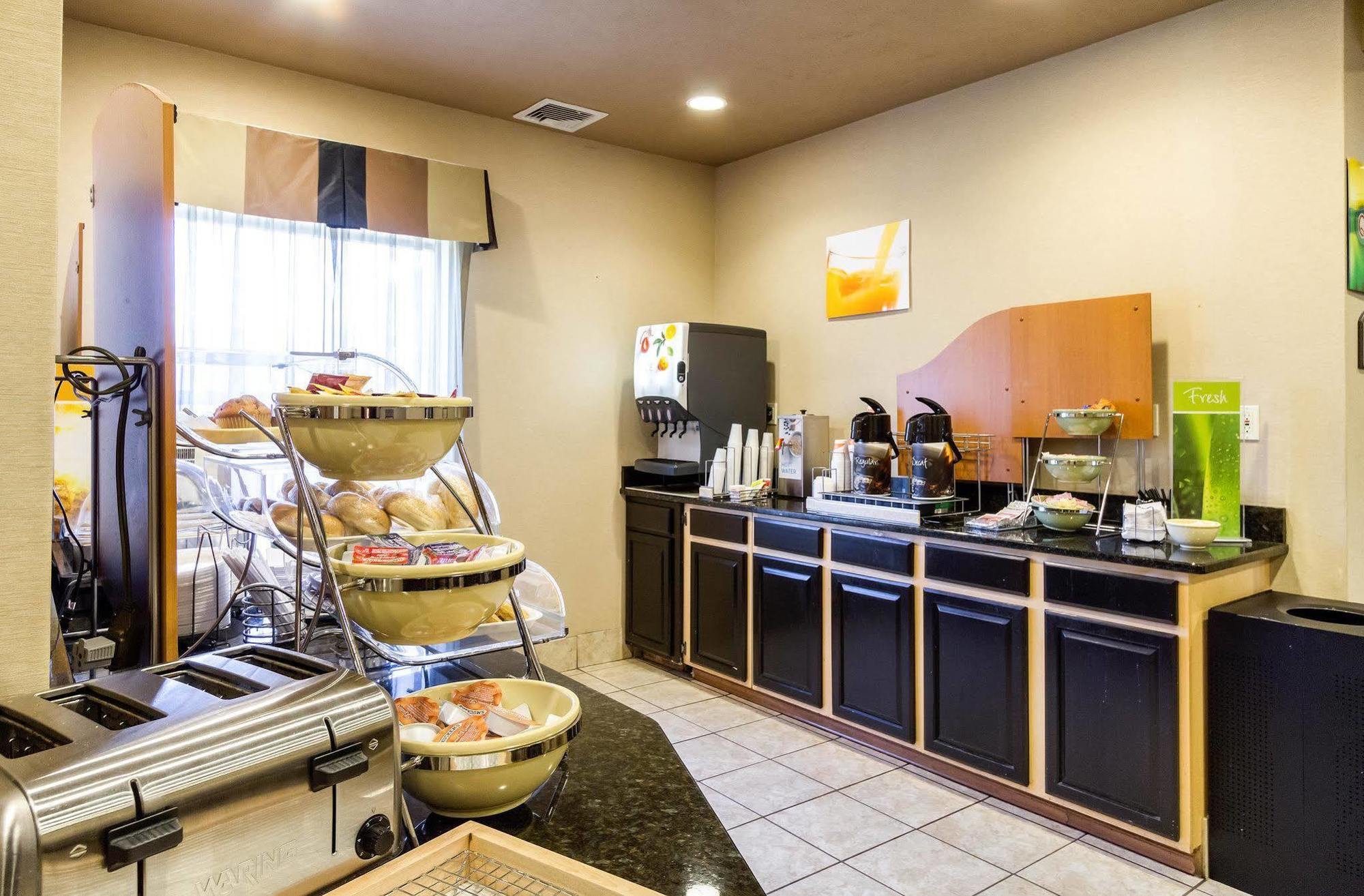 Quality Inn & Suites Oakwood Village - Cleveland South Екстериор снимка
