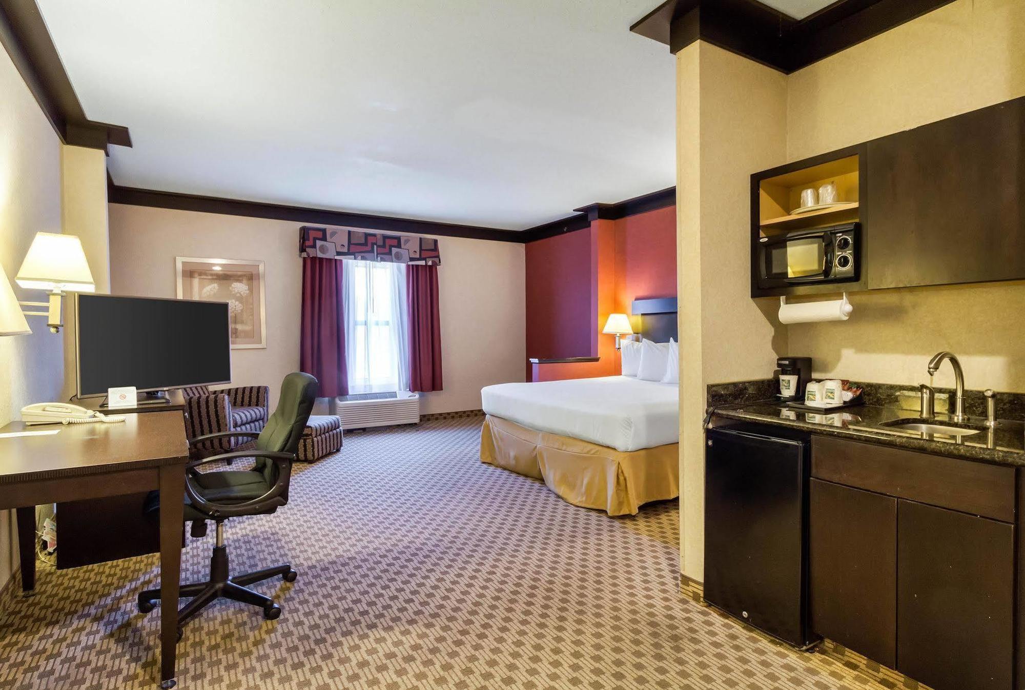 Quality Inn & Suites Oakwood Village - Cleveland South Екстериор снимка