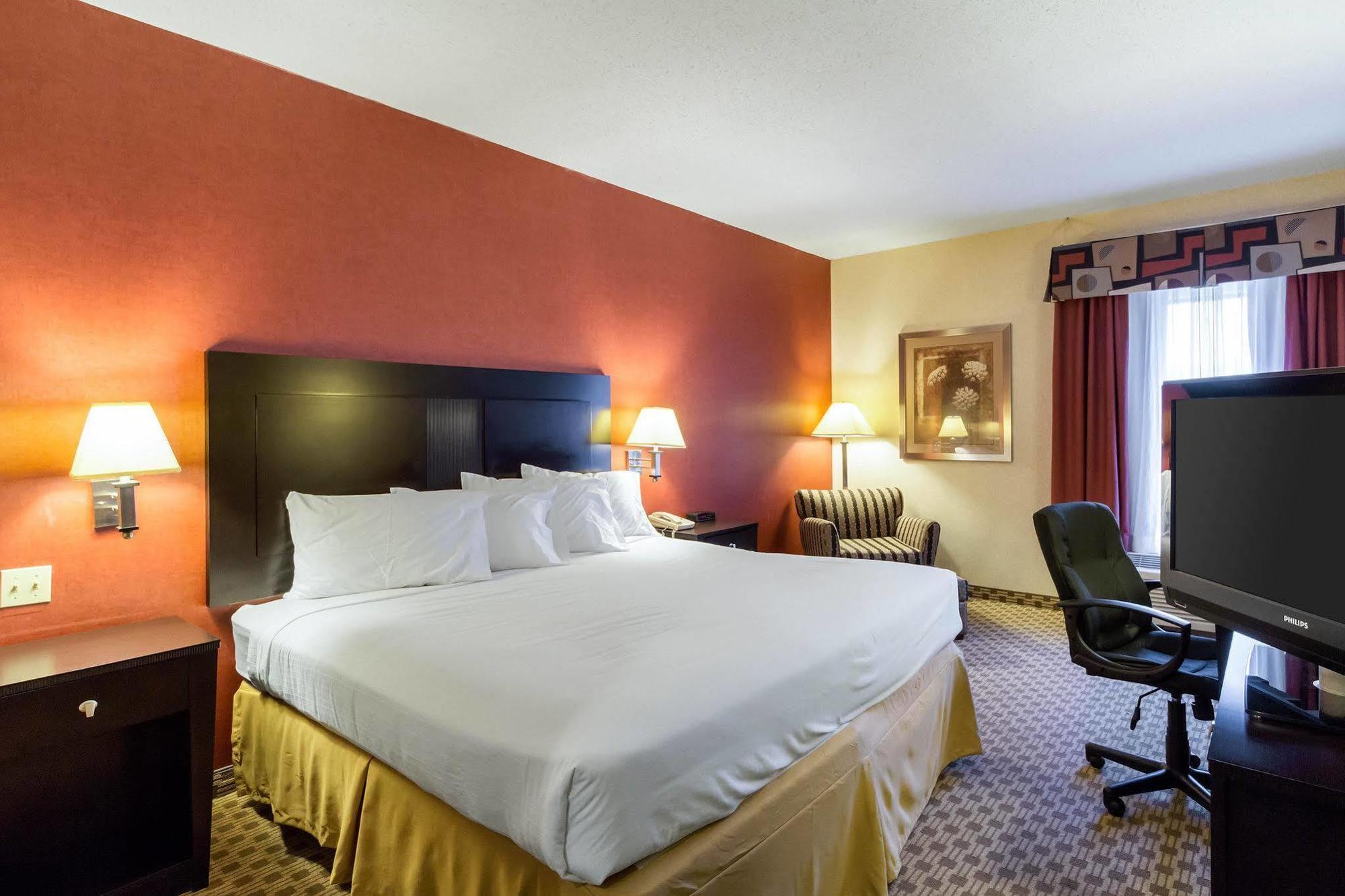Quality Inn & Suites Oakwood Village - Cleveland South Екстериор снимка