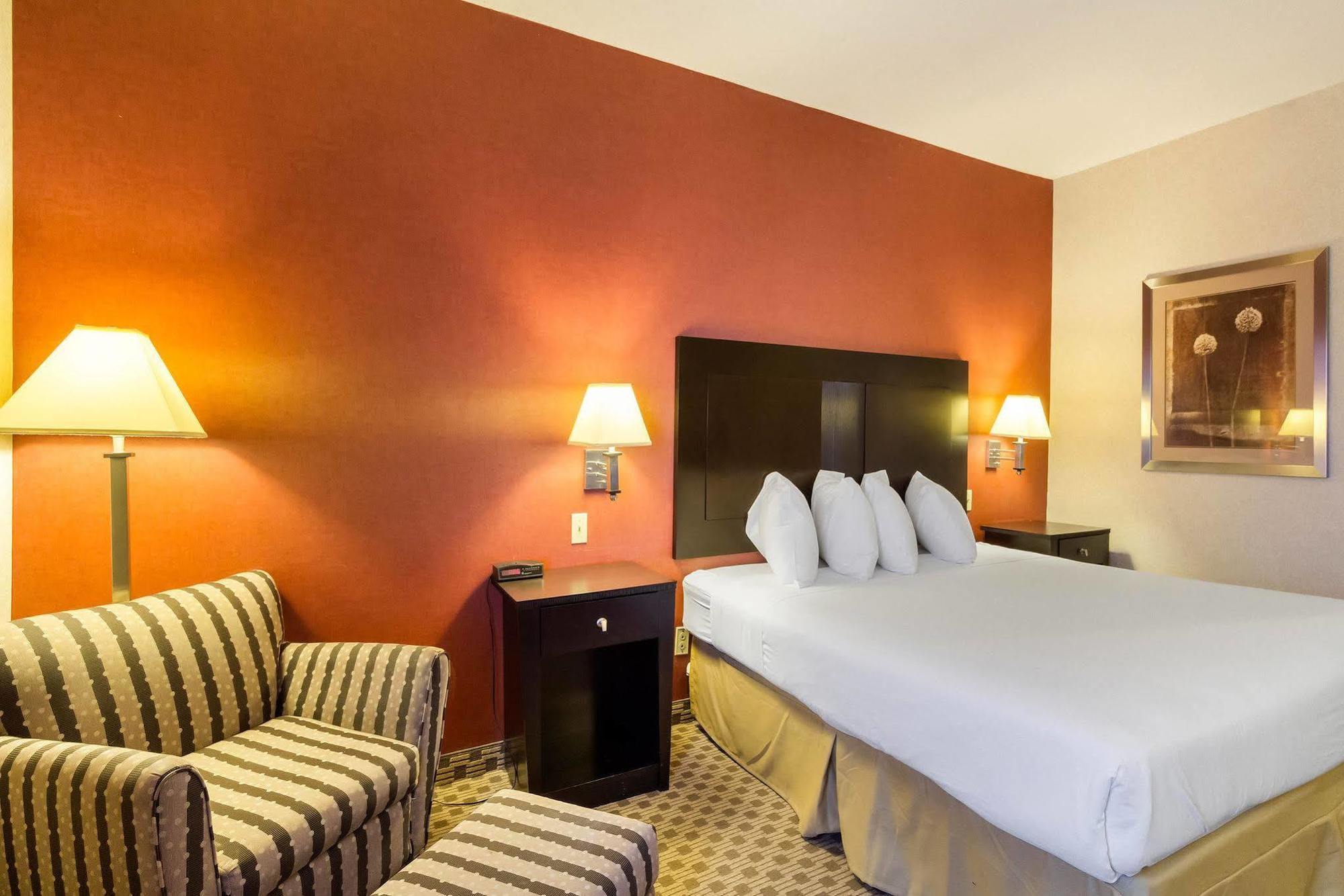 Quality Inn & Suites Oakwood Village - Cleveland South Екстериор снимка
