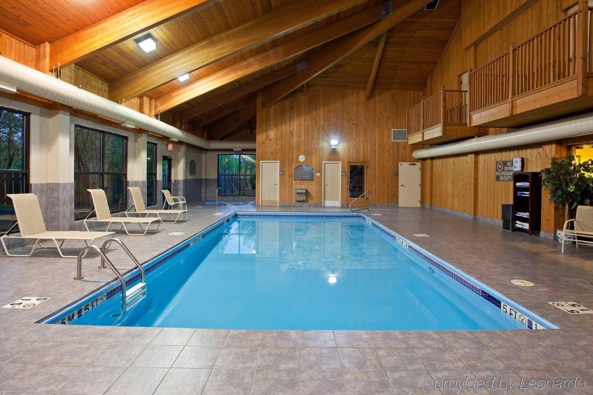 Quality Inn & Suites Oakwood Village - Cleveland South Екстериор снимка