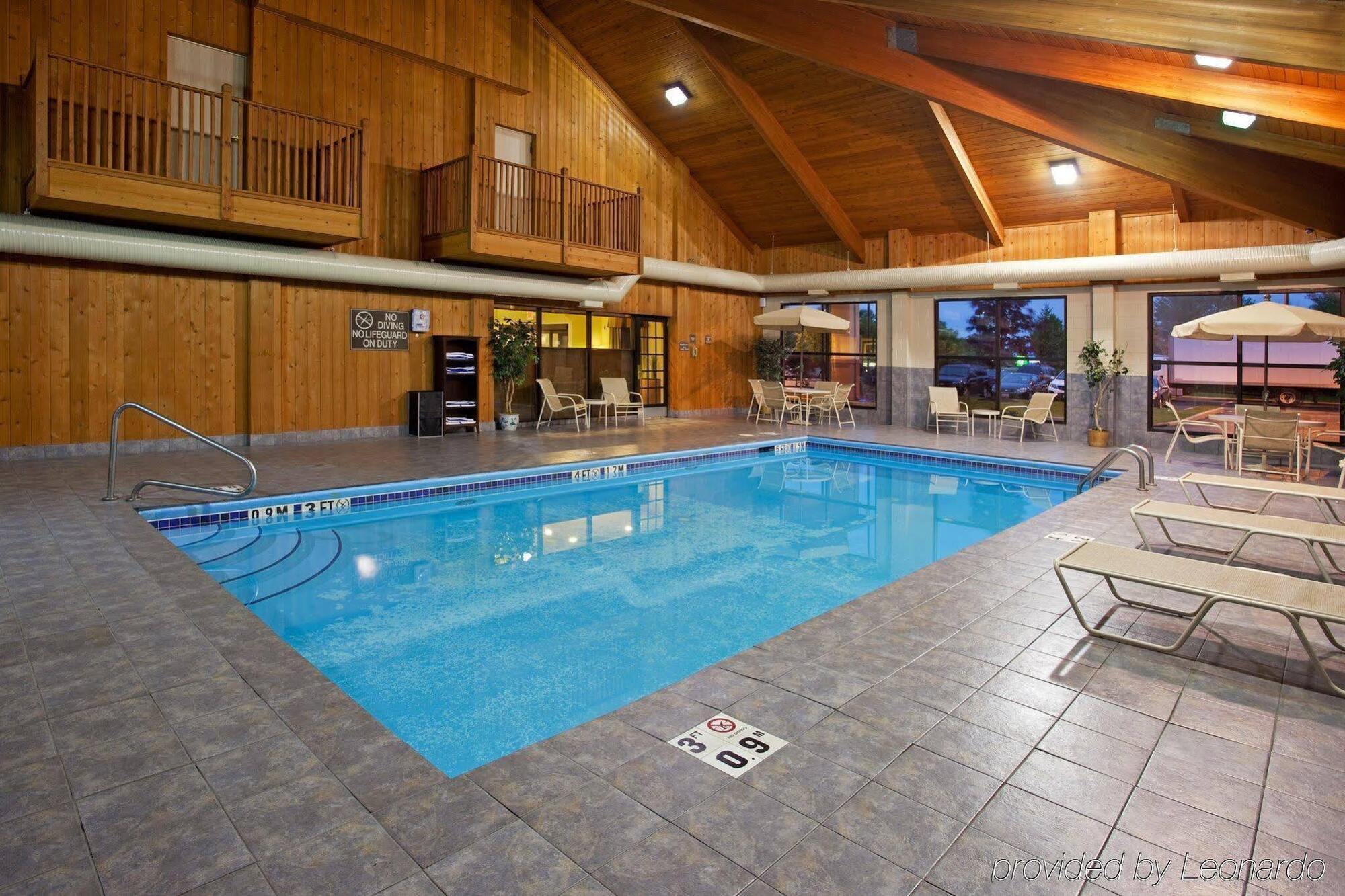 Quality Inn & Suites Oakwood Village - Cleveland South Екстериор снимка